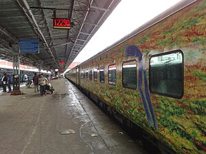 12290 Nagpur Duronto Express в Мумбай CST station.jpg