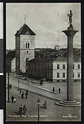 Den nyoppførte Tryggvason-støtten med Vår Frue kirke i bakgrunnen. Postkort: Mittet & Co. / Nasjonalbiblioteket