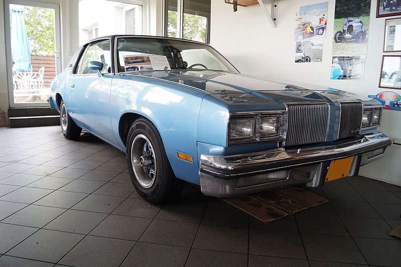 File:1979 Oldsmobile Cutlass Supreme - Automuzeum Gostyń.jpg