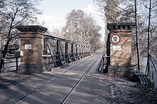 Die Kleine Eiswerderbrücke, hier eine Aufnahme von 1986, wurde für den Film mit einer britischen Telefonzelle dekoriert.