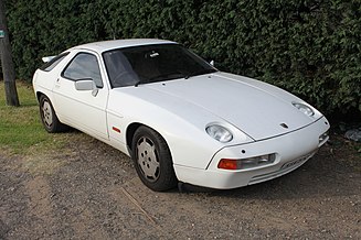 1989 Porsche 928 S4 hatchback (27192327901).jpg