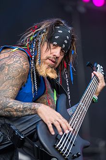 Fieldy playing bass for کورن in 2014