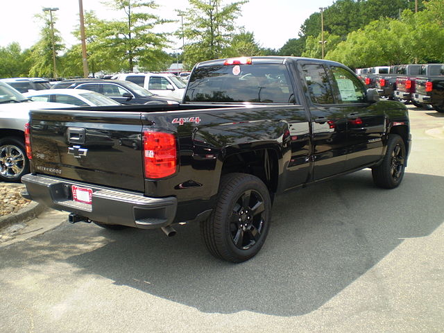 https://upload.wikimedia.org/wikipedia/commons/thumb/c/c0/2015_chevrolet_silverado_wt_double_cab_standard_bed_black_out_edition_reverse.JPG/640px-2015_chevrolet_silverado_wt_double_cab_standard_bed_black_out_edition_reverse.JPG