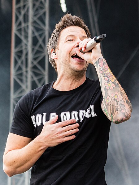 Bouvier performing with Simple Plan in 2017