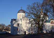 Дуб у квітні 2018 р.