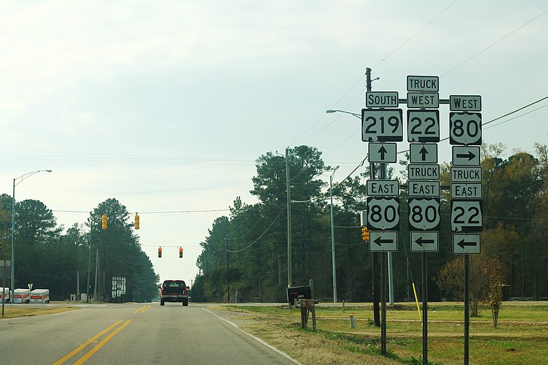 File:AL219sRoad-US80ewTruck-AL22ewSigns (30993793266).jpg