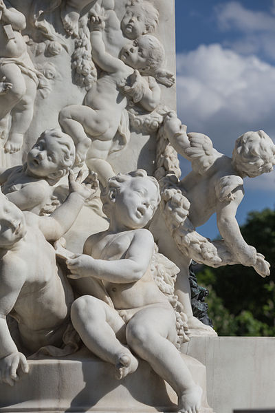 File:AT 20137 Figuren und Details des Mozartdenkmales, Burggarten, Vienna-4936.jpg