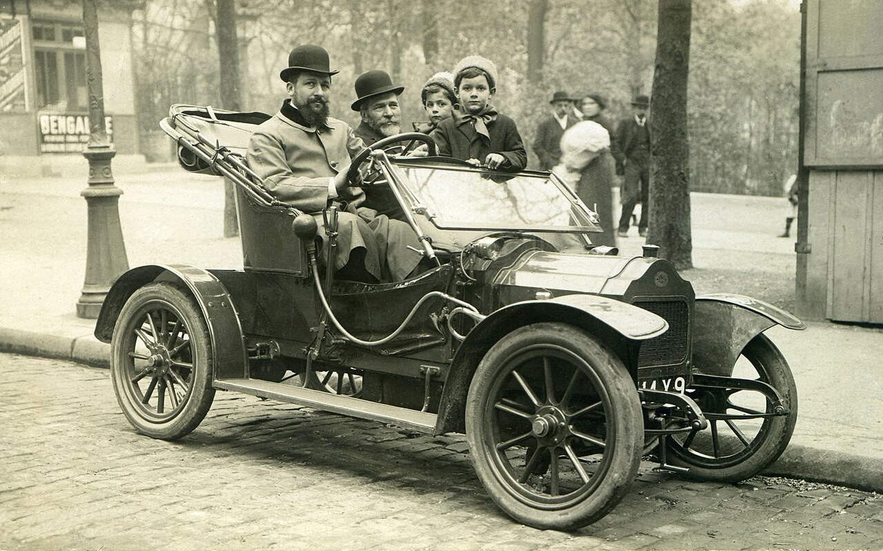 File:A Brouhot car in Paris, 1910.jpg - Wikimedia Commons