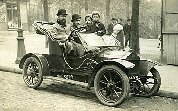 Um automóvel da marca Brouhot em Paris, França, 1910. (definição 1 920 × 1 200)