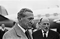 Au premier plan à gauche, Maurice Couve de Murville, le 24 octobre 1963, arrivant à l’aérodrome d’Ypenburg (nl). Au second plan à droite, l’ambassadeur de France aux Pays-Bas, Étienne de Crouy-Chanel.