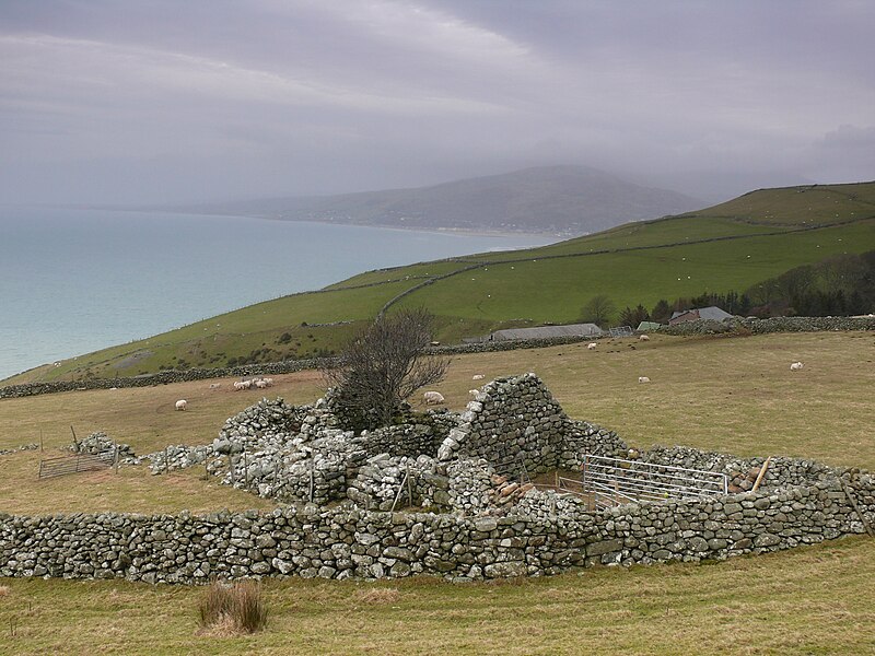 File:Adfeilion uwchben Gwastadgoed - Ruins above Gwastadgoed - geograph.org.uk - 3966132.jpg