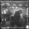«Adolf Lindstrøm i Framheims kjøkken», 1911. Lindstrøm hadde lang erfaring som «polarkokk». Tidligere hadde han deltatt på Otto Sverdrups ekspedisjon og reist sammen med Amundsen gjennom Nordvestpassasjen. Foto: Nasjonalbiblioteket