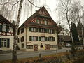 Altes Gemeindehaus, früher Schule mit Wappen von Affoltern am Albis in Fassadenmitte