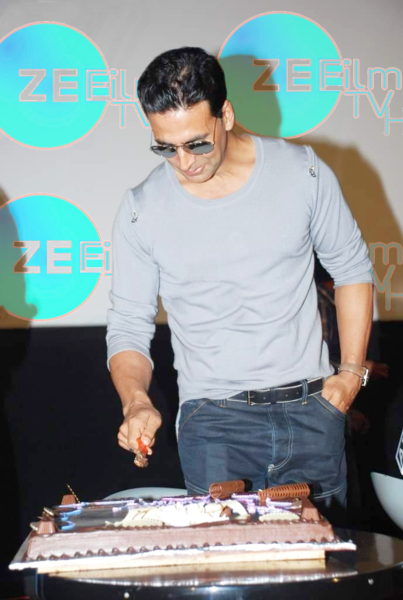 File:Akshay kumar zee filmy tv hd.png