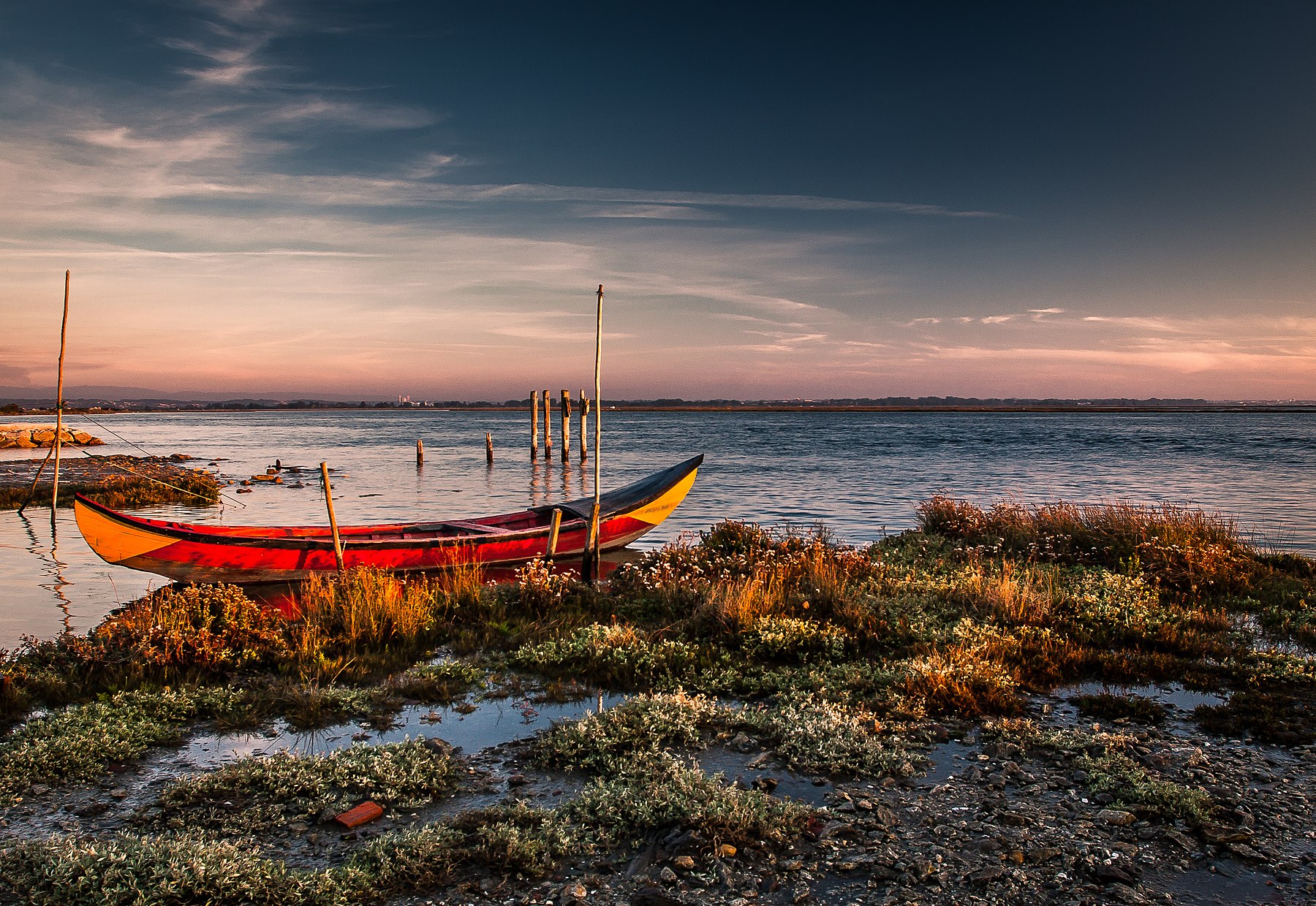 Une barque.