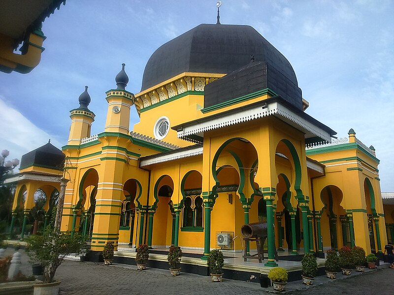 File:Al-Osmani Mosque, Medan, Indonesia.jpg