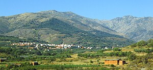 Vista de Aldeanueva de la Vera com a Serra de Gredos ao fundo