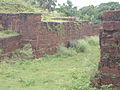Sisupalgarh surlarının içindeki antik kalıntılar.