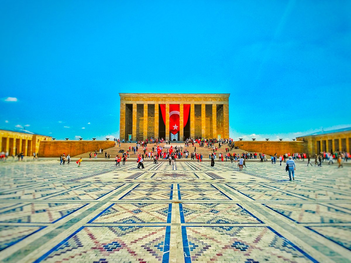 1200px-Anıtkabir_ziyareti.jpeg