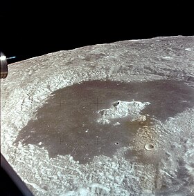 Кратер Циолковский, снятый экипажем «Аполлона-15», хорошо видна центральная горка
