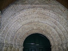 Arquivolta de un portal constituido por arcos desmultiplicados y grabados de zigzags. East Riding, Yorkshire.