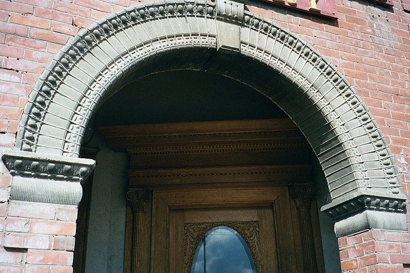 File:Arch over doorway in Waitsburg, WA. (10899956126).jpg