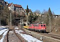 Ein Stuttgart 21-Aus­hubzug mit einer Doppeltraktion der Baureihe 140 ver­lässt den Au-Tunnel in Rottweil