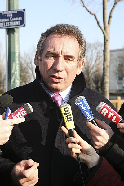 File:Bayrou interviewé.jpg