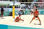 Deutsch: Beachvolleyball bei den Olympischen Jugendspielen 2018; Tag 9, 15. Oktober 2018; Mädchen, Viertelfinale: USA-Spanien 2–1 (21–19/17–21/15–9) English: Beach volleyball at the 2018 Summer Youth Olympics at 15 October 2018 – Girls Quarterfinals: USA-Spain 2–1 (21–19/17–21/15–9)