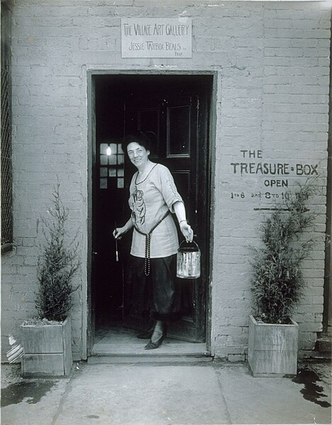File:Beals standing in the gallery doorway, 1917. (9631142750).jpg