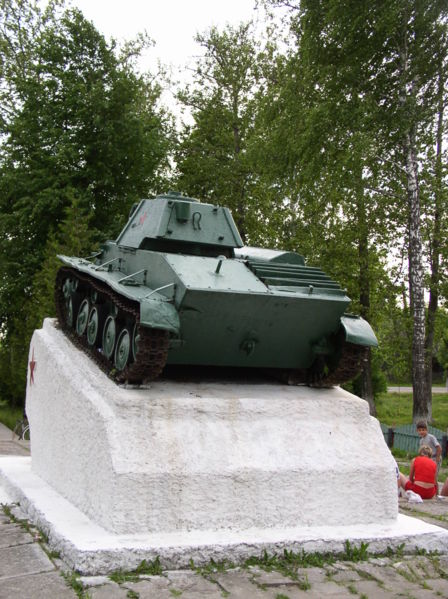 File:Belarus-Yezyaryshcha-Tank Monument-2.jpg