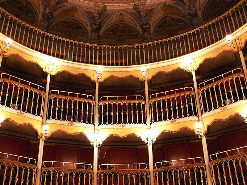 File:Bevagna Teatro2.jpg