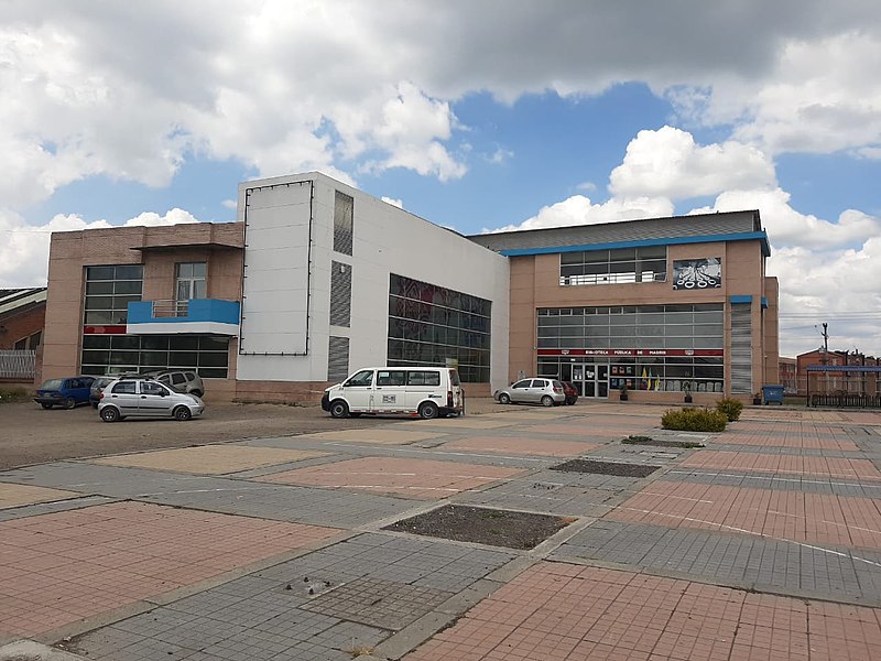 File:Biblioteca municipal de Madrid, Colombia.jpg