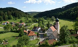 Bichishausen fra Bichishausen Slot, landsbykirken i forgrunden