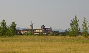 Vue sur le village de Blaye : l'église et l'ancienne mairie.
