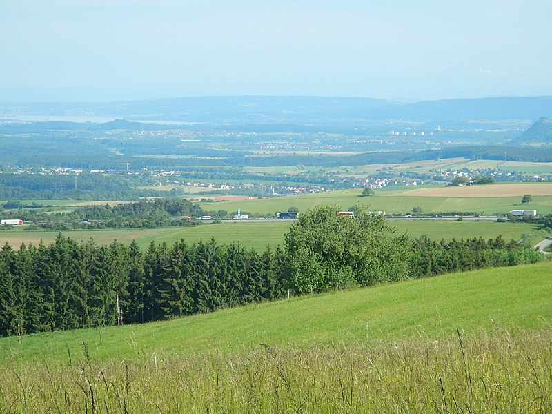 File:Blick Richtung Süden bis zum Bodensee - panoramio.jpg