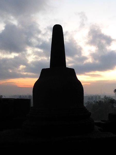 File:Borobudur Stupas and Chaityas - 071 Pointing to the Sky (11678338785).jpg