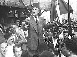 Habib Bourguiba spreekt een groep demonstraten toe, 15 januari 1952