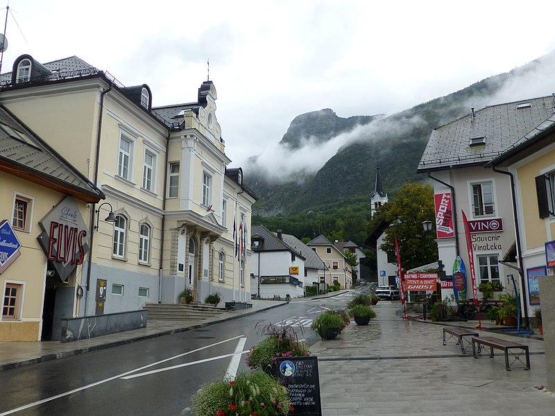 File:Bovec buildings 181.jpg