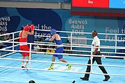 Deutsch: Boxen bei den Olympischen Jugendspielen 2018 Tag 12, 18. Oktober 2018 - Finale im Leichten Weltergewicht Jungen – Ilia Popov (Russland, rot) schlägt Talgat Shaiken (Kasachstan, blau) 4-1; Ringrichter ist James Beckles (Trinidad und Tobago). English: Boxing at the 2018 Summer Youth Olympics on 18 October 2018 – Final Light Welterweight Boys Bout - Ilia Popov (Rusia, rojo) supera a Talgat Shaiken (Kazajstán, azul) 4-1; Referee is James Beckles (Trinidad and Tobago). Español: Boxeo en los Juegos Olímpicos Juveniles de Verano de 2018 en 18 de octubre de 2018 - Chicos de peso welter ligero final: Ilia Popov (Uzbekistán, roja) le gana a Talgat Shaiken (Egipto, azul) 4-1; El árbitro es James Beckles (Trinidad y Tobago).