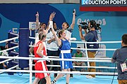 Deutsch: Boxen bei den Olympischen Jugendspielen 2018 Tag 12, 18. Oktober 2018 - Finale Leichtgewicht Mädchen – Oriana Saputo (Argentinien, blau) schlägt Emma Lawson (Australien, rot) 5-0; Ringrichter ist José Romero (Spanien). English: Boxing at the 2018 Summer Youth Olympics on 18 October 2018 – Girls' lightweight Bronze Medal Bout – Oriana Saputo (Argentina, blue) wins over Emma Lawson (Australie, red) 5-0; Referee is José Romero (Spain). Español: Boxeo en los Juegos Olímpicos Juveniles de Verano de 2018 en 18 de octubre de 2018 - Combate de medalla de bronce de las niñas: Oriana Saputo (Argentina, azul) gana a Emma Lawson (Australie, roja) 5-0; Árbitro es José Romero (España).