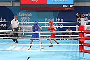 Deutsch: Boxen bei den Olympischen Jugendspielen 2018 Tag 12, 18. Oktober 2018 - Finale Leichtgewicht Mädchen – Junioren-Weltmeisterin und dreifache Juniorinnen-Europameisterin Caroline Sara DuBois (Großbritannien, blau) schlägt Juniorinnen-Asienmeisterin Porntip Buapa (Thailand, rot). English: Boxing at the 2018 Summer Youth Olympics on 18 October 2018 – Girls' lightweight Gold Medal Bout – Caroline Sara DuBois (Grat Britain, blue) wins over Porntip Buapa (Thailand, red). Español: Boxeo en los Juegos Olímpicos Juveniles de Verano de 2018 en 18 de octubre de 2018 - Combate de medalla de oro de peso ligero para niñas - Caroline Sara DuBois (Gran Bretaña, azul ) gana sobre Porntip Buapa (Tailandia, rojo).