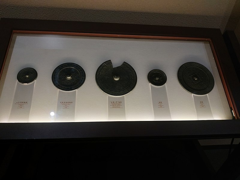 File:Bronze mirrors, Han dynasty, Yueyang Museum2.jpg