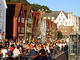 Bryggen í Bergen er sjálv ímyndin av Bergen. Her eru handlar, gallarí, matstovur og fornminnissøvn.
