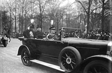 Reichspräsident v. Hindenburg und Amanullah Khan, König von Afghanistan, in einem Mercedes 630 (Februar 1928)