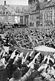德國元首希特勒座駕於捷克蘇台德區地區穿過表達擁護的人群，摄于1938年10月。