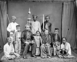 COLLECTIE TROPENMUSEUM Portret van de ronggo van Banjarmasin met vrouw en kinderen TMnr 10020636.jpg