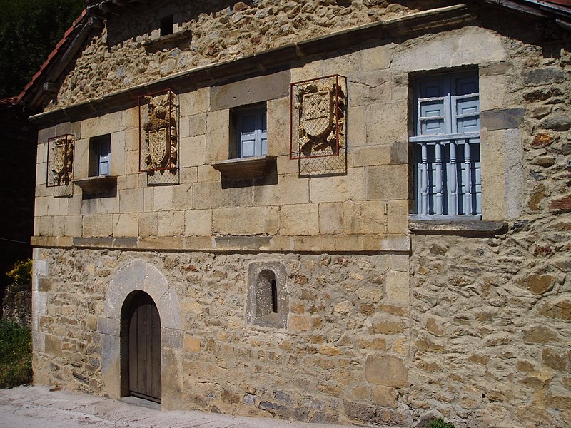 File:Casona blasonada. Dobres.jpg