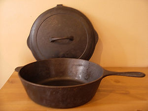 https://upload.wikimedia.org/wikipedia/commons/thumb/c/c0/CastIronPan.jpg/300px-CastIronPan.jpg