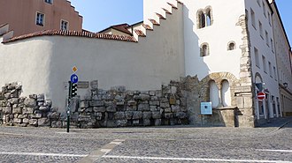 Reste der östlichen Römermauer (Kolpingstraße) mit anschließender nordöstlicher Rundung am St.-Georgen-Platz